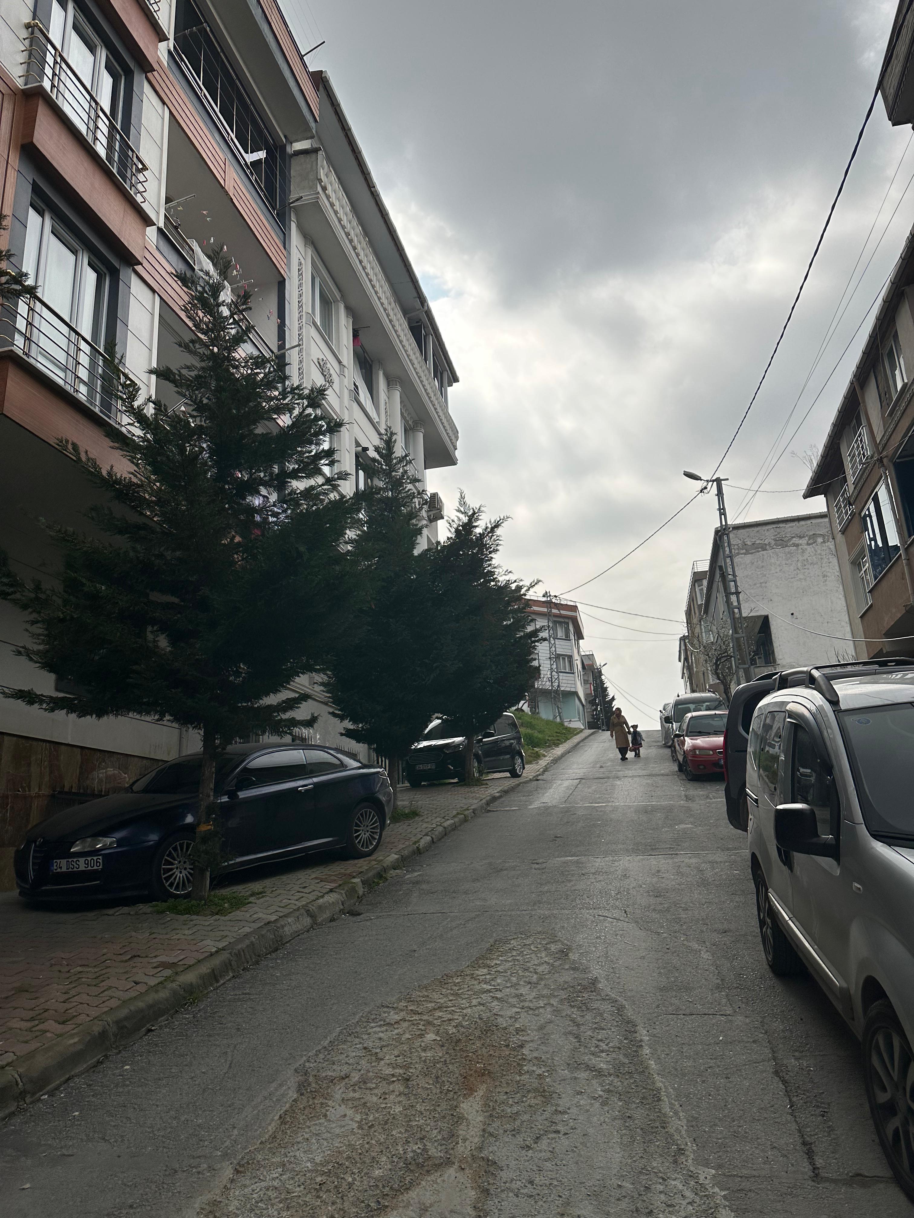 GÜVERCİNTEPE'DE ZİNCİR MARKETLERE YAKIN 2+1 BOŞ TEMİZ DAİRE